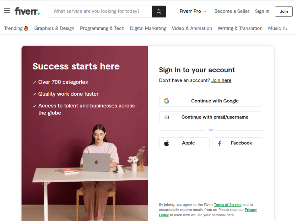 Fiverr登录注册页面,左侧写着Success starts here和超过700个服务类目,右侧提供Google、邮箱、Apple、Facebook四种登录方式