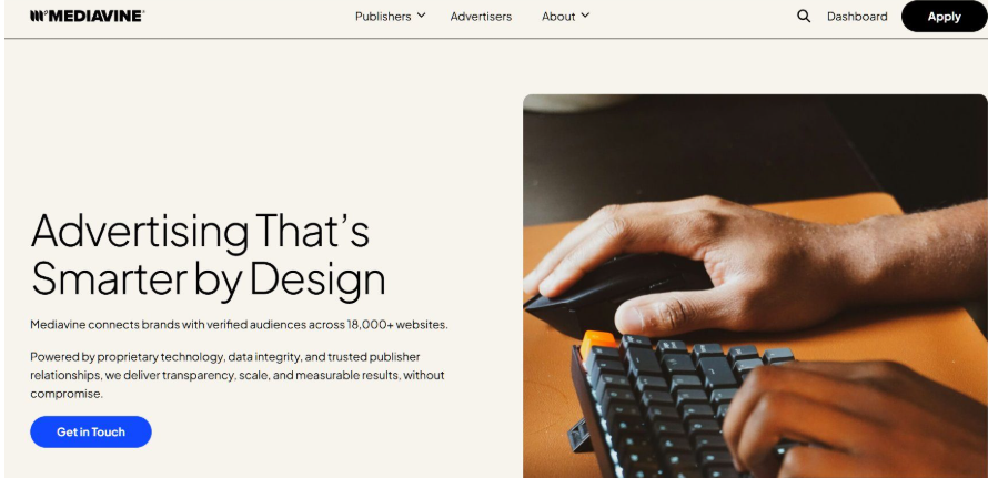 Mediavine官网首页,标语Advertising That's Smarter by Design,页面写着已服务18000多个网站,右上角有Apply申请入口