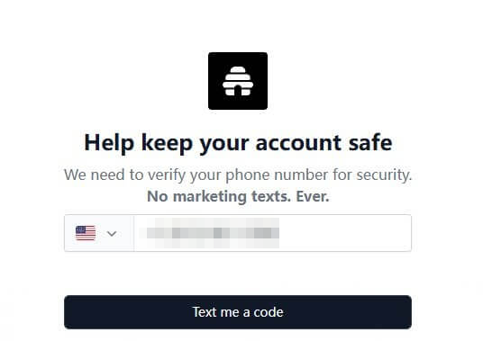 Beehiiv手机验证页面切换到美国区号的状态，国旗显示美国，下方是Text me a code发送验证码按钮