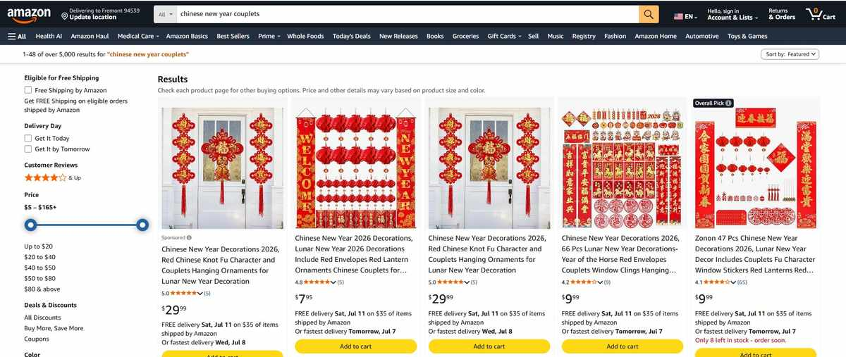 亚马逊搜索chinese new year couplets的结果页，超过5000条结果，商品包括29.99美元的门挂套装、9.99美元的47件春联窗花套装等
