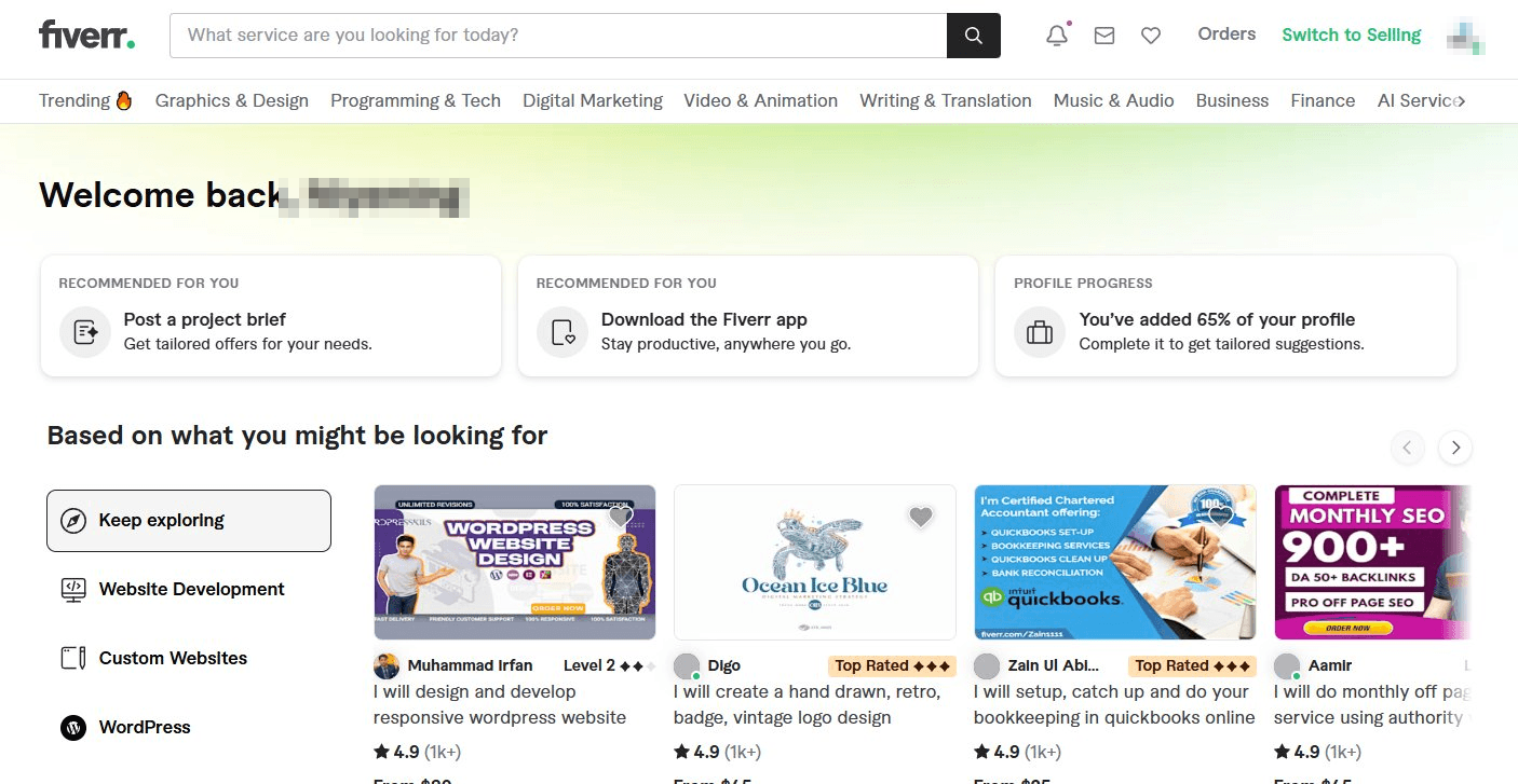 Fiverr登录后的英文首页截图,推荐位上是WordPress网站开发、手绘复古Logo设计、QuickBooks记账、月度SEO服务等,标题都是I will加动词加交付物的句式